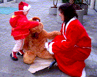 Anastasia fr en kmpe bamse af julemanden